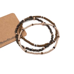 Conjunto de 3 pulseiras boho elásticas de miçangas, modelo Miyuki Rocaille, nas cores conhaque, bronze, champanhe e marrom.