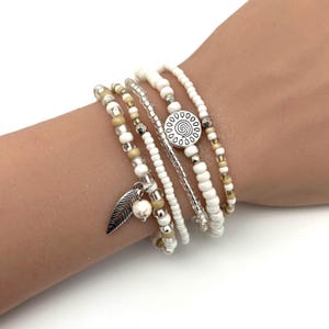 Set di 5 braccialetti con perline color bianco sporco e argento, perline in metallo e piuma, set di braccialetti estivi con perline Miyuki beige/bianco sporco