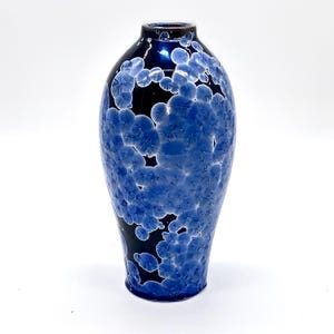 Ronde vaas met smalle bovenkant, blauw en zwart kristallijn, met de hand gegoten, porseleinen klei.