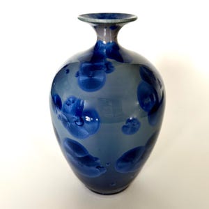 Jarrón de cerámica de estudio hecho a mano, esmaltado en cristal azul, arte cerámico original