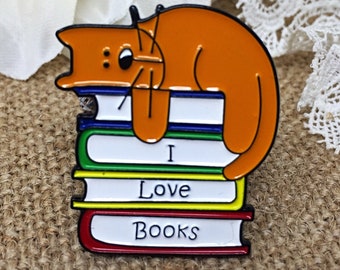 Ich liebe Bücher weiche Emaille Pin mit Katze auf der Oberseite. Geschenk für Buchliebhaber und Katzenliebhaber