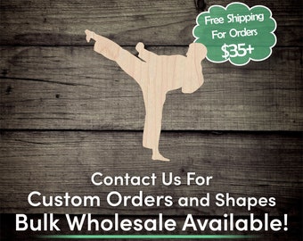 Könnte beinhalten: Eine Holzsilhouette einer Person in einer Karate-Pose. Die Silhouette befindet sich auf einem Holzmaserungshintergrund. Der Text "Free Shipping For Orders $35+" befindet sich in einer grünen Sprechblase. Der Text "Contact Us For Custom Orders and Shapes Bulk Wholesale Available!" befindet sich am unteren Rand des Bildes.