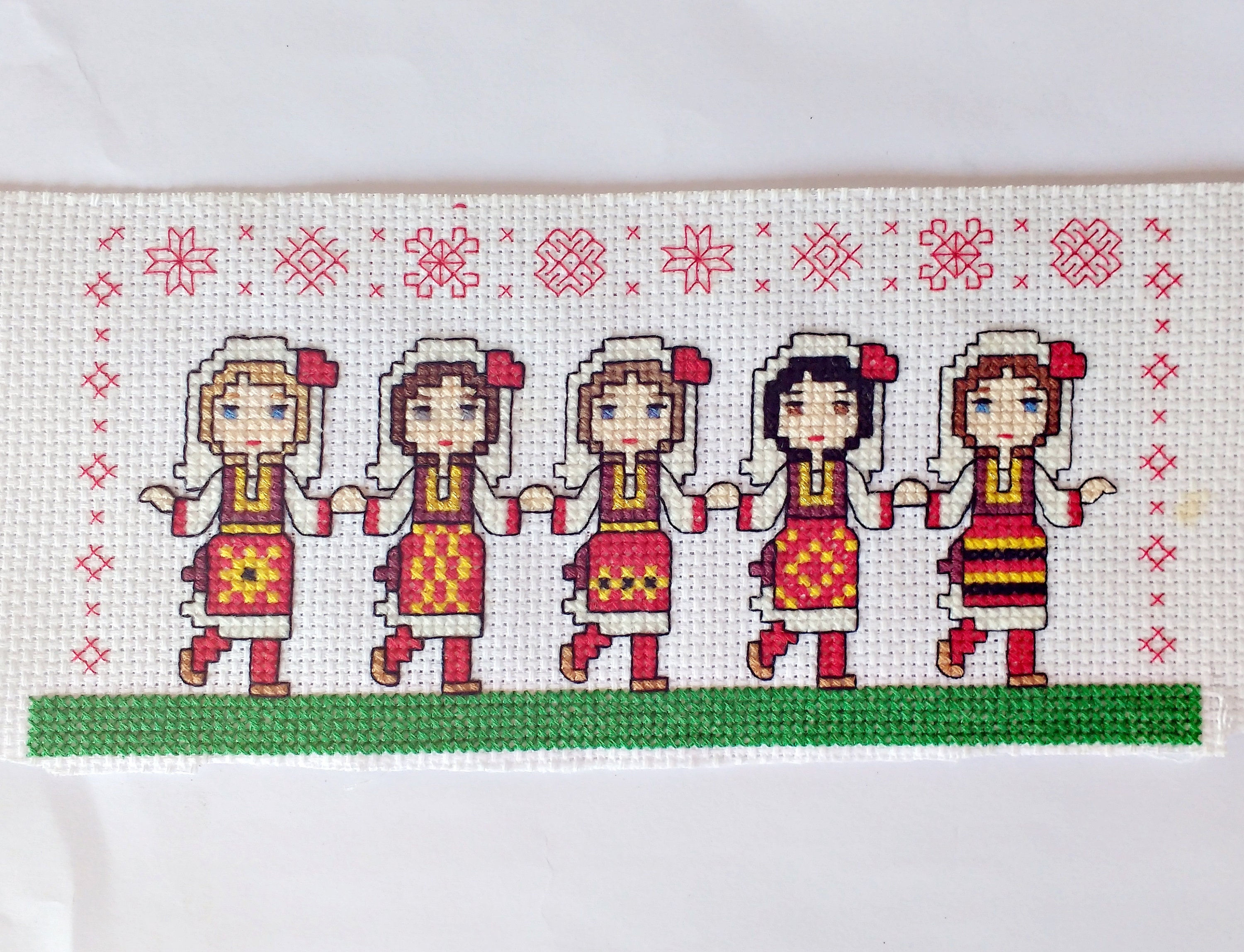マケドニアの民族舞踊家のクロスステッチパターン：伝統的な刺繍（PDF