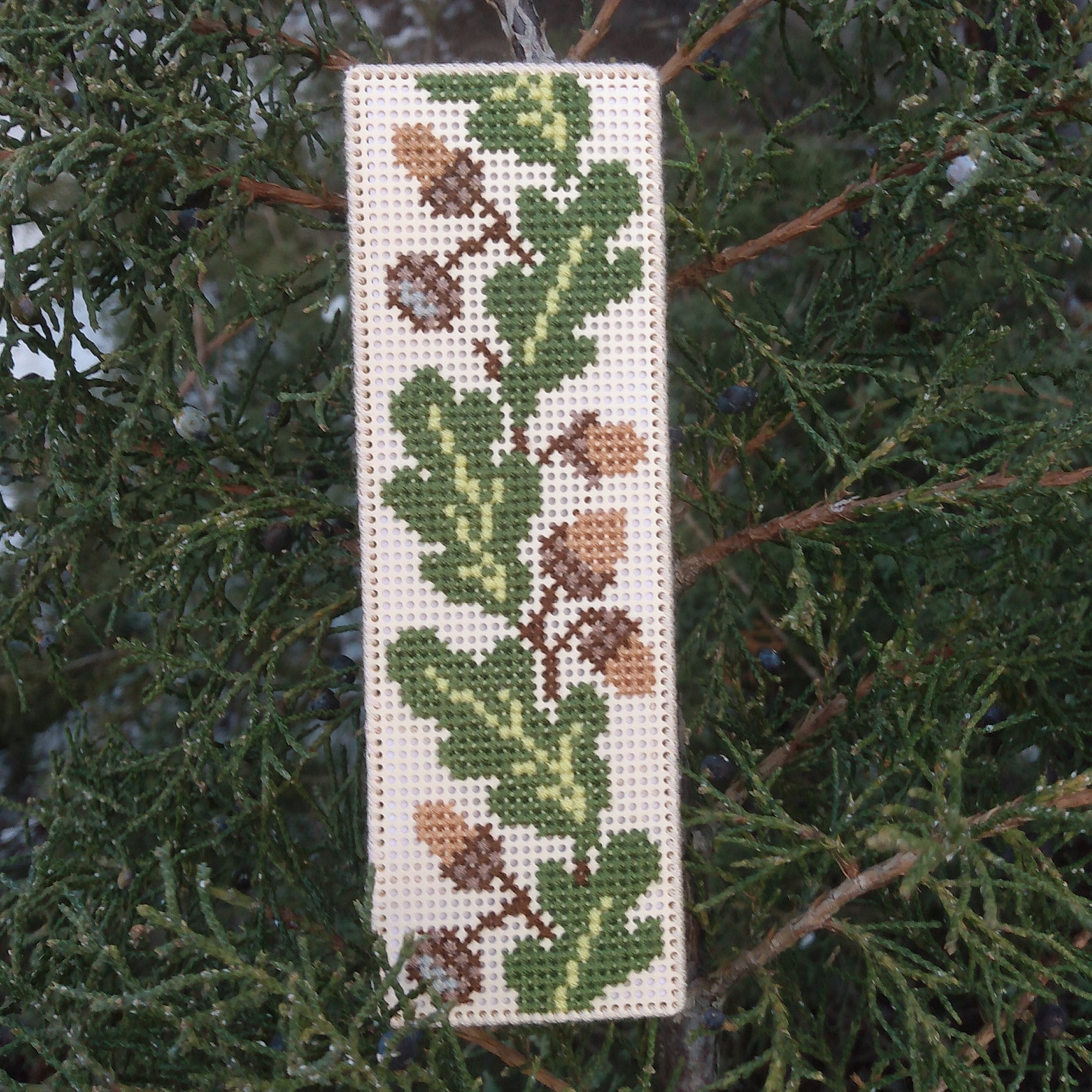 オークの葉とどんぐりのクロスステッチブックマークPDF、2色配色の