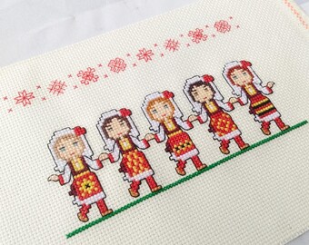 マケドニアの民族舞踊家のクロスステッチパターン：伝統的な刺繍（PDF