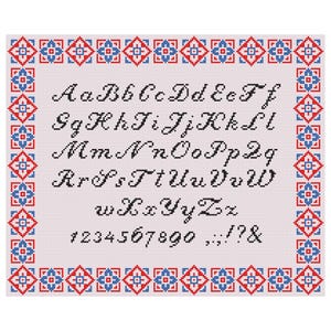 Peut inclure: Échantillon de point de croix de l'alphabet avec les lettres A-Z, les chiffres et la ponctuation en noir. Le motif est encadré d'une bordure géométrique rouge, blanche et bleue sur fond rose clair.
