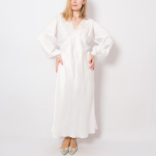 Chemise de nuit longue vintage en satin blanche des années 20, motif inspiré des années 20, coupe en biais, manches Bishop, taille moyenne