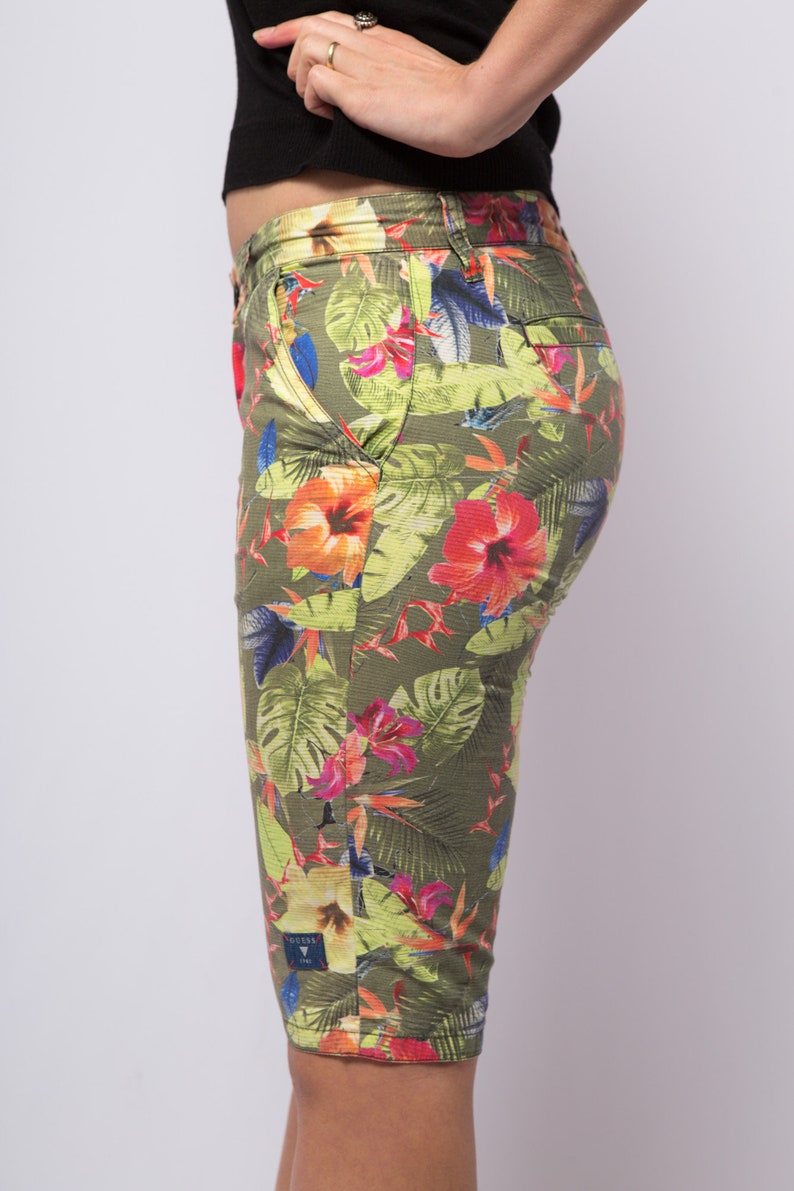 GUESS 90s Floral Skinny Shorts Petite Bottoms Vintage Hawaii Theme Holidays Resort Travel Yacht Shorts W 30 Small Semi