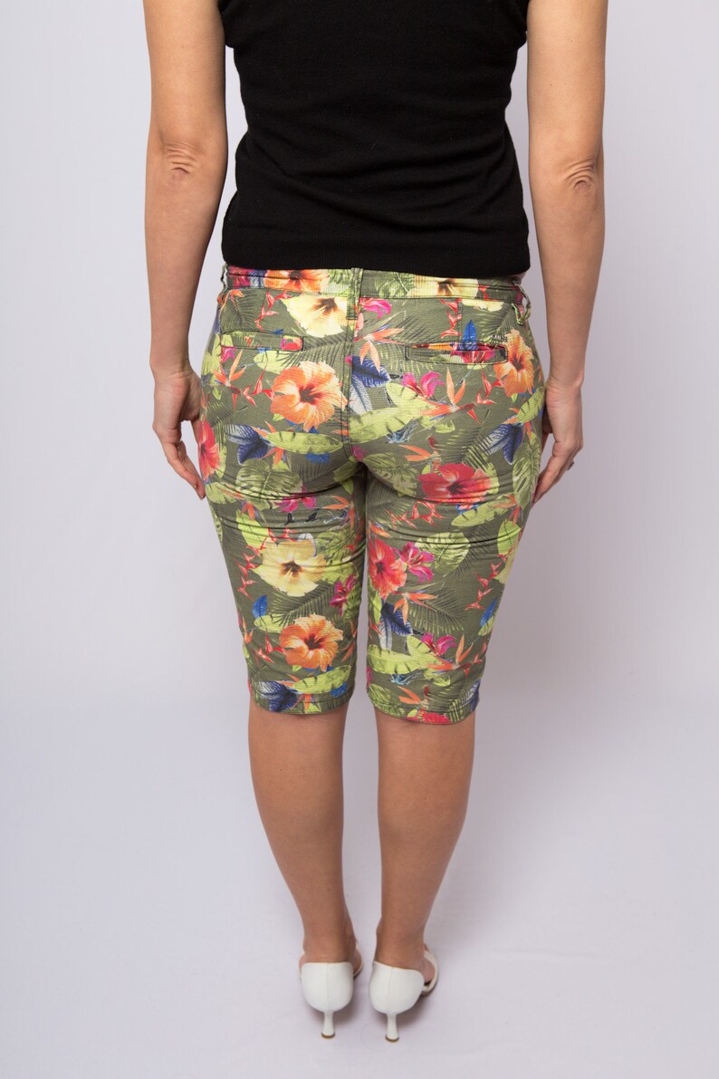 GUESS 90s Floral Skinny Shorts Petite Bottoms Vintage Hawaii Theme Holidays Resort Travel Yacht Shorts W 30 Small Semi