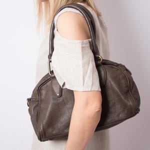 Raro bolso tipo cartera Berlin de LIEBESKIND, década de 2000, de piel granulada suave, color marrón chocolate, con herrajes de latón.