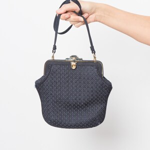 Bolso de mano vintage azul marino tejido con estructura de cierre de beso y marco dorado