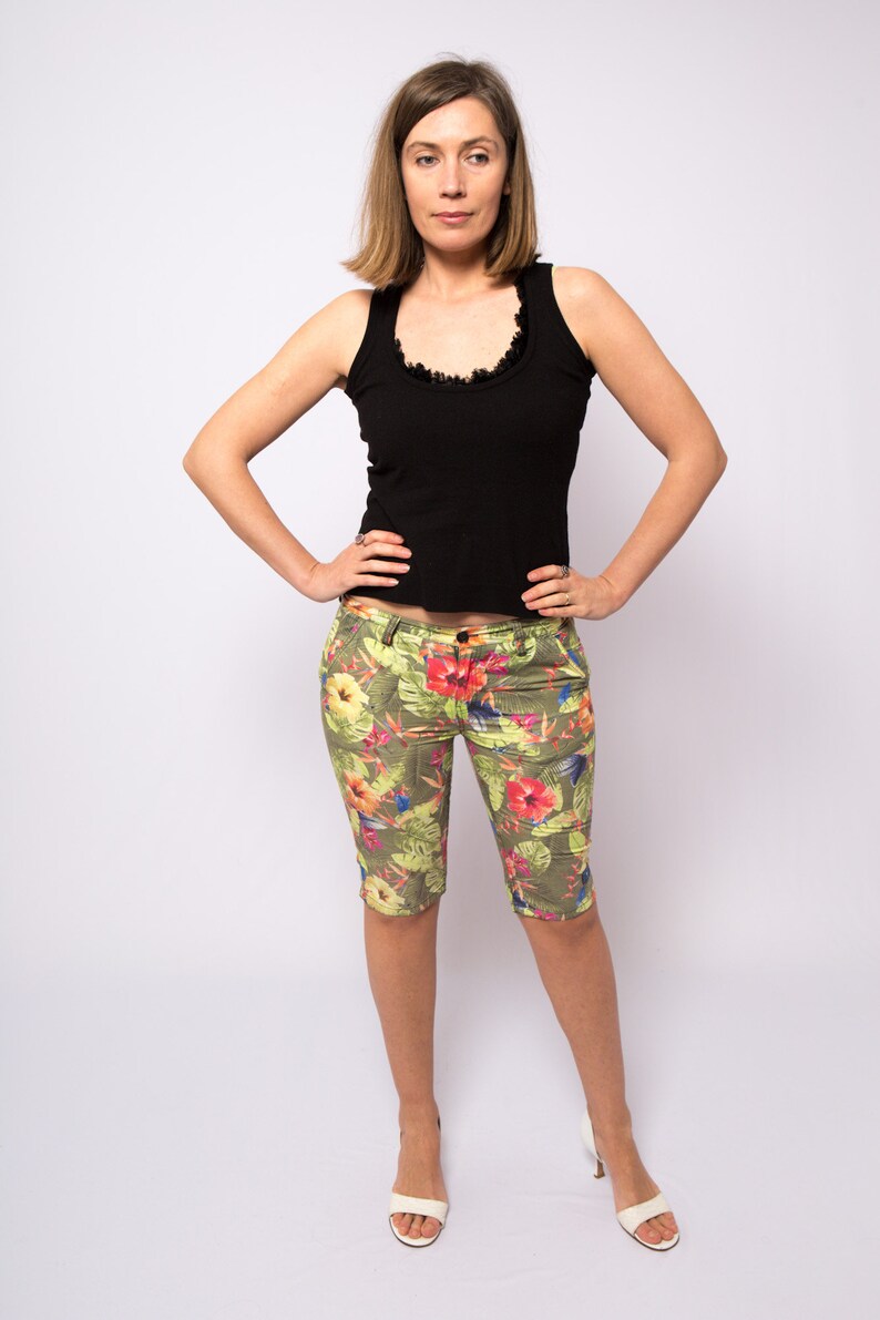 GUESS 90s Floral Skinny Shorts Petite Bottoms Vintage Hawaii Theme Holidays Resort Travel Yacht Shorts W 30 Small Semi