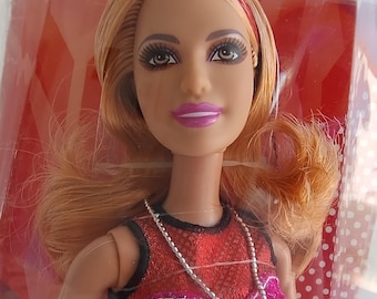 Barbie - Poupée Fashionistas tenue rose BARBIE