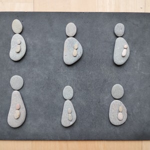 Ciottoli ciottoli set di ciottoli persone coppia famiglia genitori amanti madre felicità bambino bambino amore incinta in grigio 522