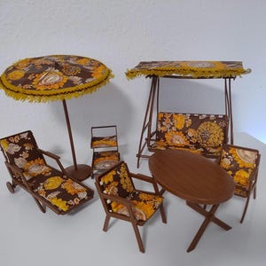 Tuinmeubelen voor poppen Hollywood schommel ligstoel tafel stoelen parasol parasol serveerwagen Trifels speelgoed jaren 70 Gemaakt in West-Duitsland