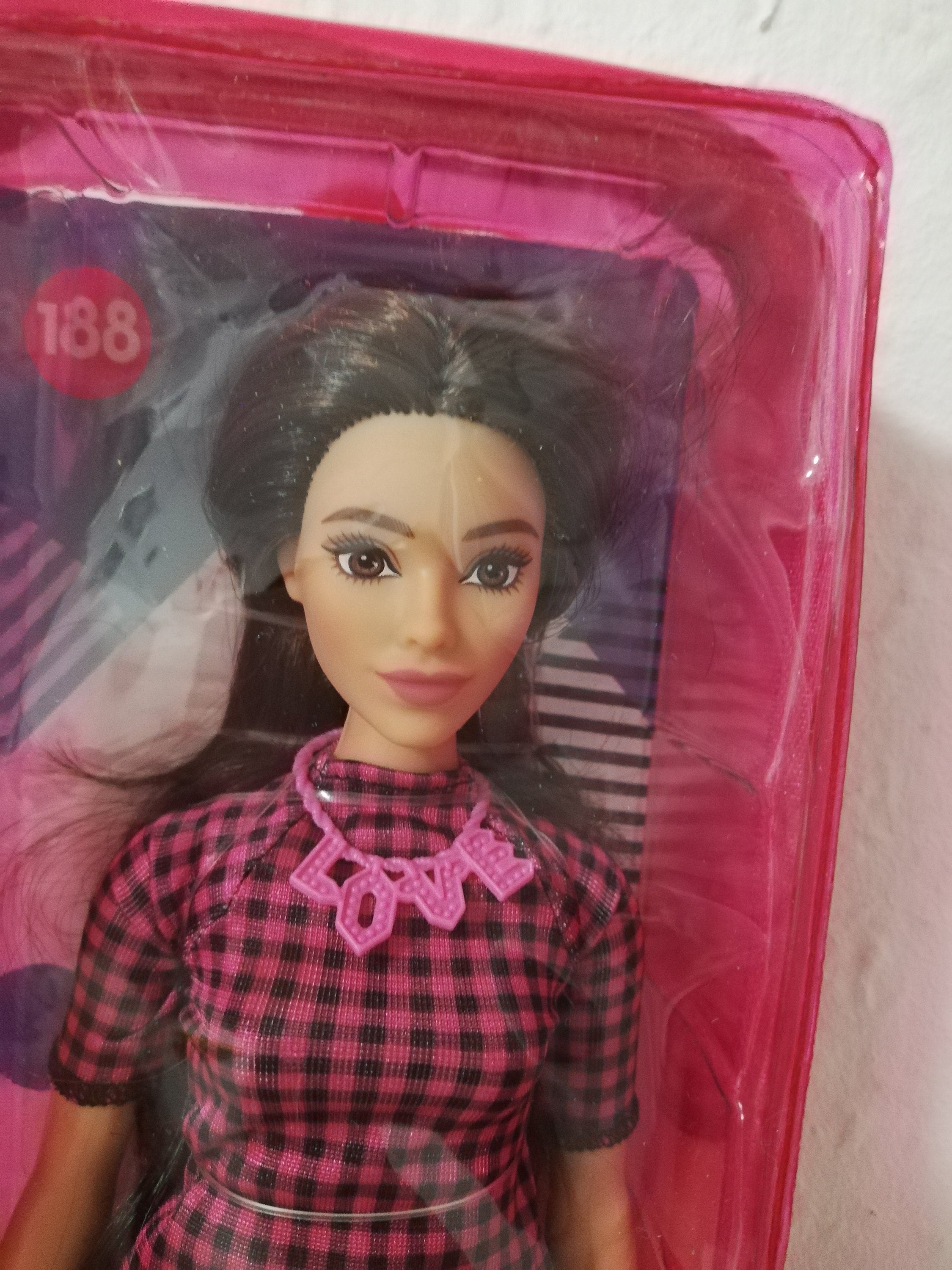 Barbie Fashionistas Pop 188 – Curvy, Zwart Haar, Zwart-roze Jurk, 'Love' Ketting, Roze Sneakers – Speelgoed Voor 3-8 Jaar