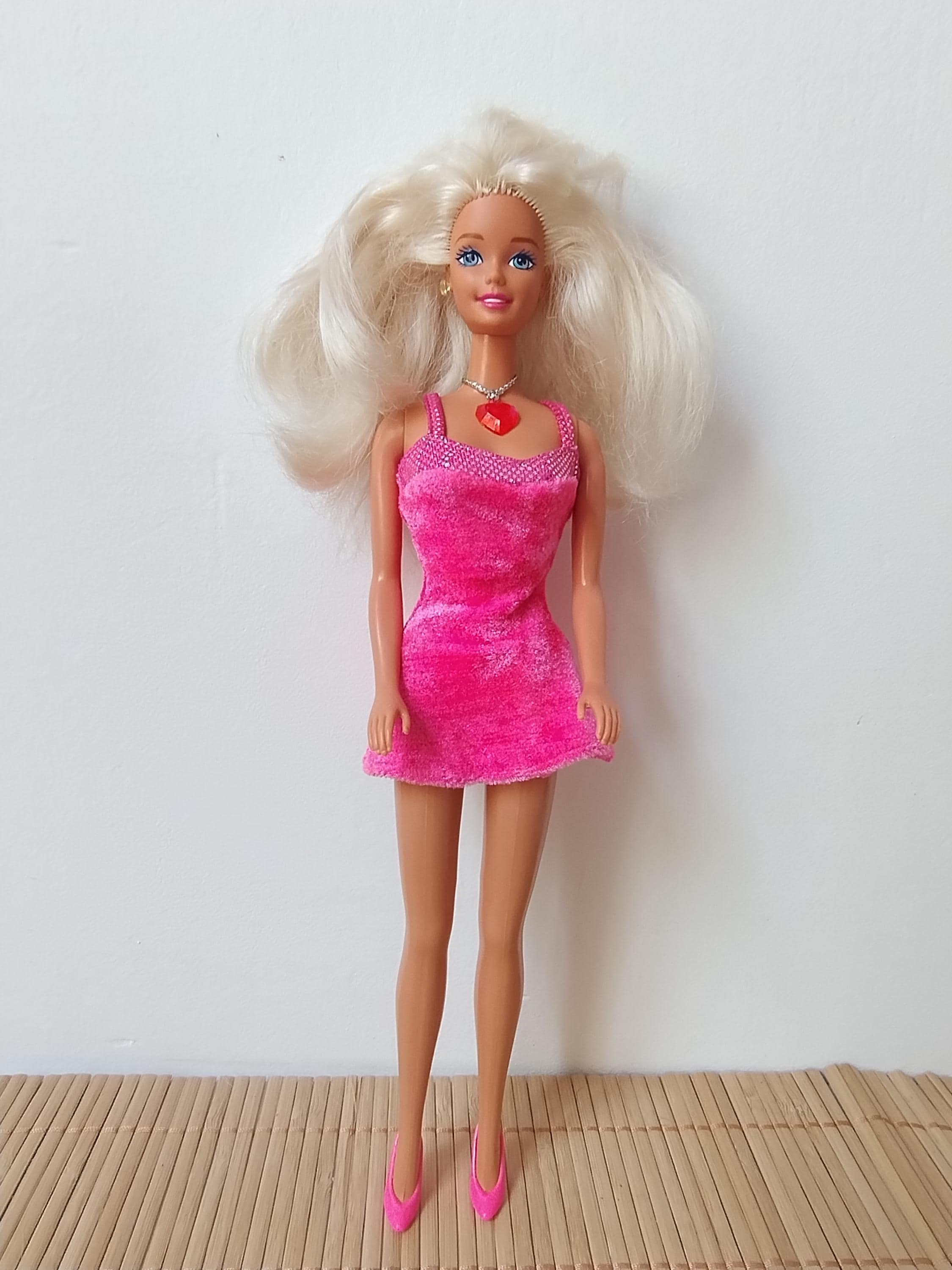 barbie heart retro sweetheart dress Vintage Mattel 1997 Sweetheart Barbie Doll 18608 Pink Heart Necklace-Blonde