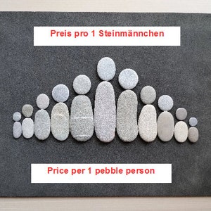 Pode incluir: Uma família de pessoas de seixos, dispostas em forma de pirâmide, sobre um fundo cinza. O texto "Price per 1 pebble person" está escrito abaixo da imagem.