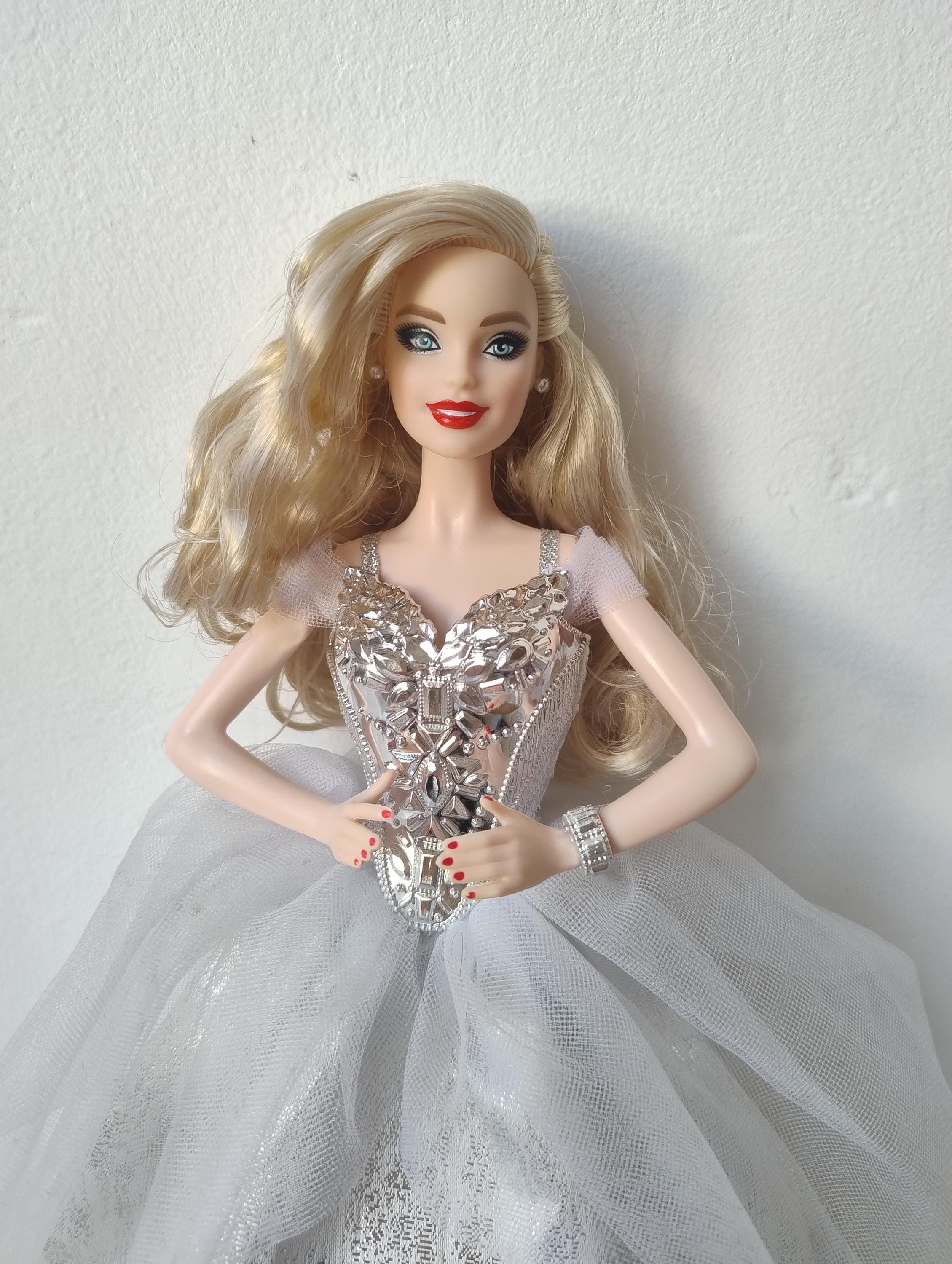 20枚 N Barbie Holiday Signature Doll in Silver Dress Christmas Barbie