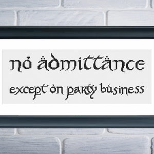 以下が含まれることがあります： 白い背景に黒い文字で「No admittance except on party business」と書かれた、黒い額縁の看板です。
