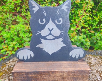 Handgemaakte leistenen kat op gevlamde houten standaard - tuinkunst 20 x 20 cm