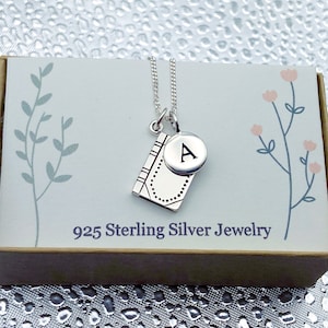 Collar de libro de plata con inicial personalizada, regalo para bibliotecario, maestro, escritor, ratón de biblioteca, regalo de graduación, libro realista en 3D 1608