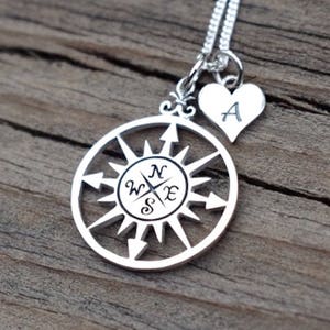 Collar de rosa de brújula personalizado inicial / plata de ley encanto colgante / viaje aventura viaje nuevo capítulo / pequeño monograma del corazón 749