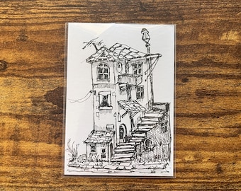 Original ACEO-Kunst – Das Haus der vielen Dächer | Winzige Straßen Nr. 2 | Handgezeichnete Tuscheillustration | Verspielte Architekturkunst
