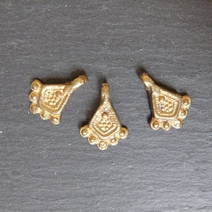 Messinganhänger 15 x 20 mm mit Blütenmuster – für Makramee & Schmuckherstellung *750