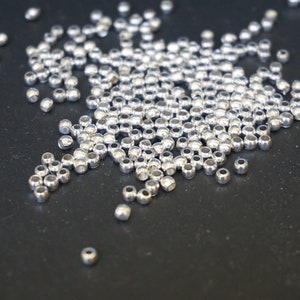 Perline di metallo 1,5 x 2 mm, color argento e rotonde, perline per gioielli, macramè, acchiappasogni *M1015