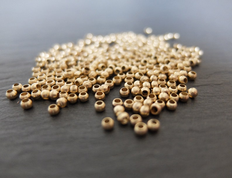 Perles en laiton 1,5 x 2 mm, rondes, perles bijoux, macramé et attrape-rêves image 1