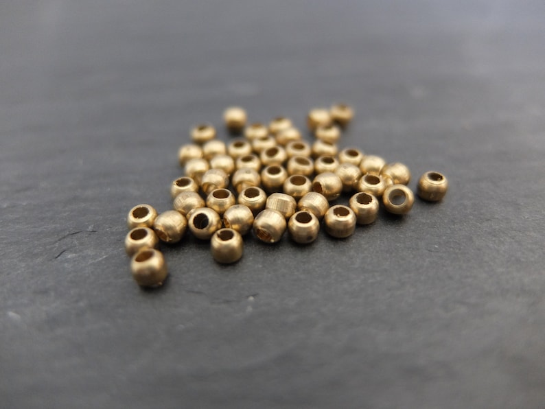 Perline in ottone 2 x 2,5 mm rotonde, perline per gioielli, macramè e acchiappasogni immagine 1