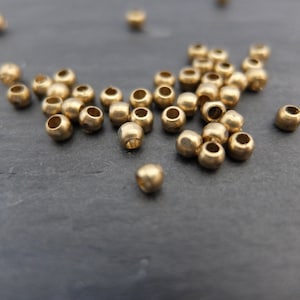 Perline in ottone 2,5 x 3 mm, rotonde, perline per gioielli, macramè e acchiappasogni immagine 1