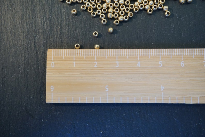 Perline in ottone 2 x 2,5 mm rotonde, perline per gioielli, macramè e acchiappasogni immagine 2