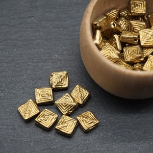 Ciondolo in ottone quadrato 8 x 8 mm con incisione – per macramè e creazione di gioielli *2130