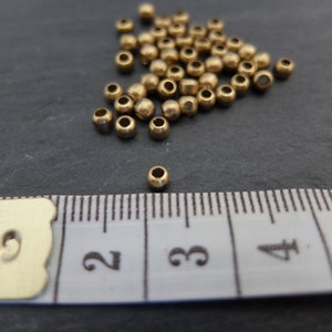 Perline in ottone 2,5 x 3 mm, rotonde, perline per gioielli, macramè e acchiappasogni immagine 2