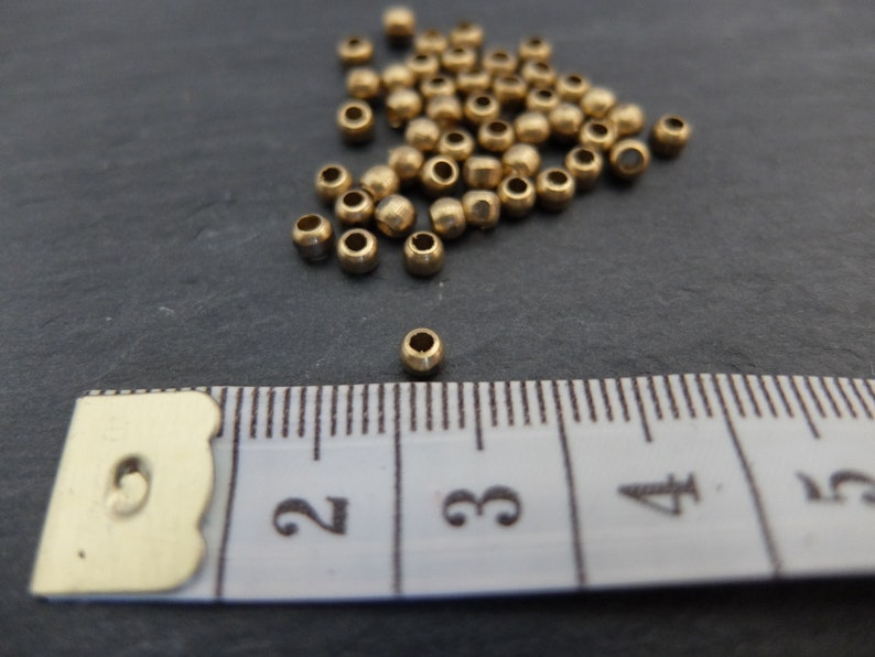 Perline in ottone 2,5 x 3 mm, rotonde, perline per gioielli, macramè e acchiappasogni immagine 2