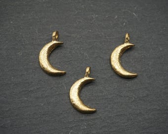 Brass crescent moon pendant, 12 x 22 mm, macrame, jewelry pendant and dreamcatcher *2810