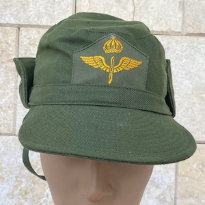 Svenska arméns flygvapenkeps med emblem i nyskick. Storlek 56 inkl. hakrem.