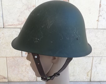 Rumänischer Armee Militärhelm mit Liner und Kinnriemen.