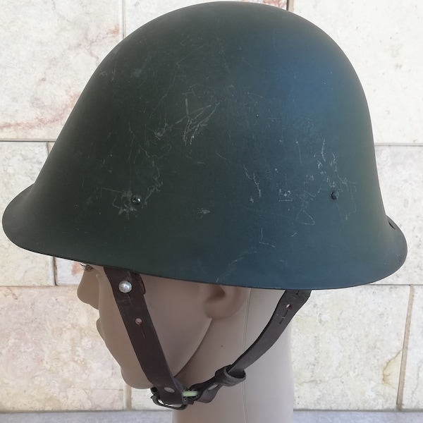 Roemeense militaire helm met voering en kinband.