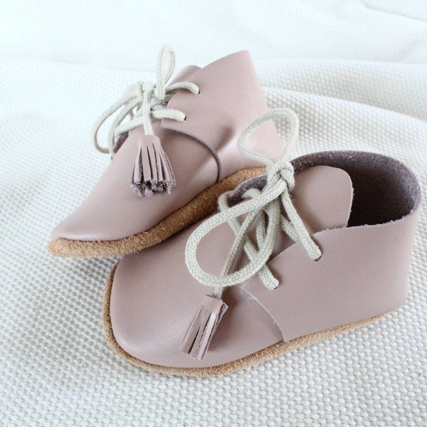 chaussures bébé en cuir souple - cadeau naissance - modèle " Jean" à pompons vieux rose