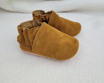 chaussons bébé en cuir souple - cadeau naissance - modèle " Max" daim Havane