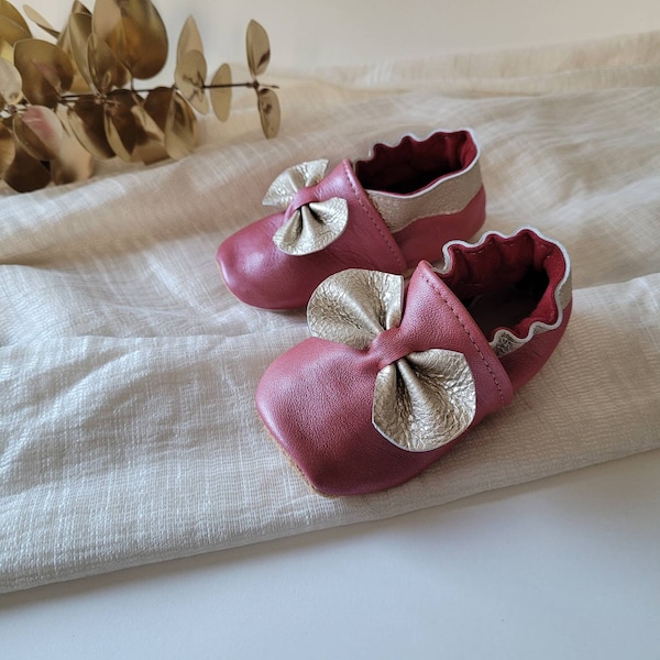 chaussons bébé en cuir souple - cadeau naissance - modèle " Rose " or rose