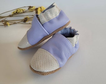 Babyhausschuhe aus weichem Leder – Geschenk zur Geburt – Modell „Eugénie“ aus lavendelfarbenem Leder