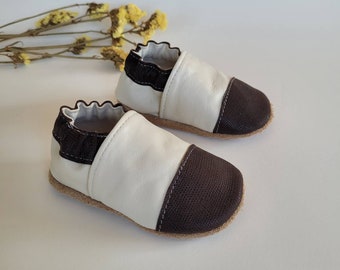 Babyhausschuhe aus weichem Leder – Geschenk zur Geburt – Modell „Eugène“ aus cremefarbenem und schokoladenfarbenem Leder