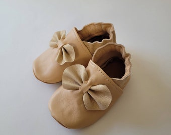 Babyhausschuhe aus weichem Leder – Geschenk zur Geburt – Modell „Rose“ in Nude und Mattgold