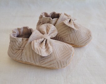 baby slippers in soft leather - graphic beige "lou" model