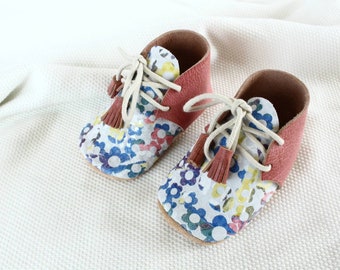 chaussures bébé en cuir souple - cadeau naissance - modèle " Jean" à pompons à fleurs