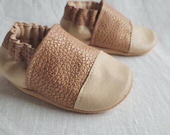 chaussons bébé en cuir souple - cadeau naissance - modèle " Eugène" en cuir camel grainé or et beige